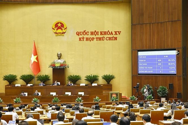 Сцена 9-й сессии Национального собрания 15-го созыва (Фото: ВИА) vna-potal-quoc-hoi-thong-qua-2-luat-va-thao-luan-ve-du-an-luat-duong-sat-sua-doi-8098855.jpg
