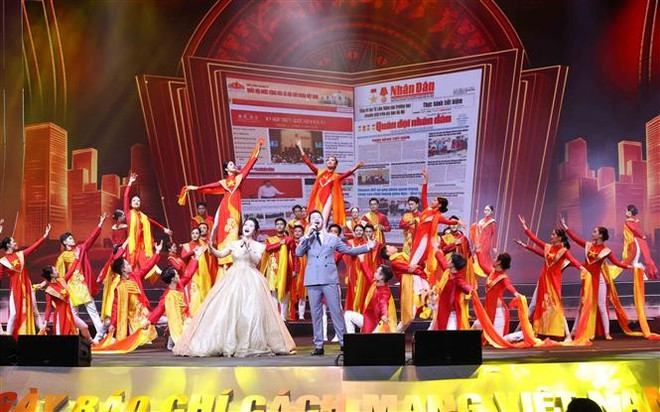 Арт-программа к юбилею (Фото: ВИА) vna-potal-le-ky-niem-100-nam-ngay-bao-chi-cach-mang-viet-nam-8104766.jpg