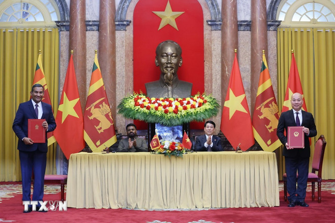 Президент Лыонг Кыонг и президент Шри-Ланки Анура Кумара Диссанаяка присутствовали на церемонии подписания и обмена документами о сотрудничестве между двумя странами по вопросам сотрудничества в области содействия торговле (Фото: ВИА) chu-tich-nuoc-luong-cuong-va-tong-thong-sri-lanka-anura-kumara-dissanayaka-chung-kien-le-ky-ket-trao-van-kien-8013011-2.jpg