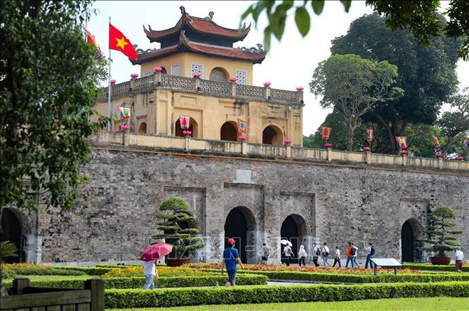 Туристы посещают императорскую цитадель Тханглонг (Фото: ВИА) vna-potal-hoang-thanh-thang-long-diem-den-hap-dan-trong-ky-nghi-le-quoc-khanh-2-9-stand.jpg