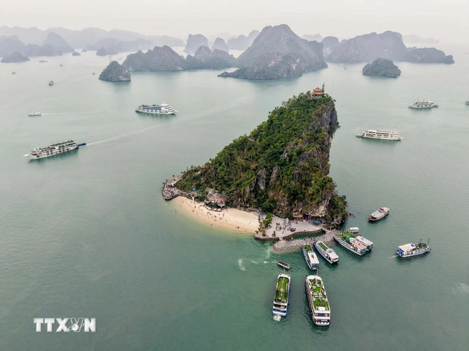Чудо природы мира — бухта Халонг (Фото: ВИА) vinh-ha-long.jpg