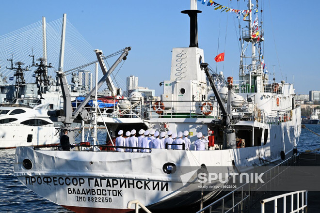 Общий вид научно-исследовательского судна «Профессор Гагаринский» во время церемонии (Фото: Спутник) anh-2-6090.jpg