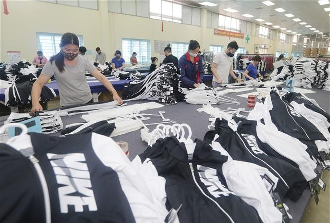Компания TNG Thai Nguyen Garment Company экспортирует миллионы швейных изделий каждый месяц (Фото: ВИА) vna-potal-tong-gia-tri-xuat-nhap-khau-hang-hoa-6-thang-nam-2025-dat-hon-431-ty-usd-8132262.jpg