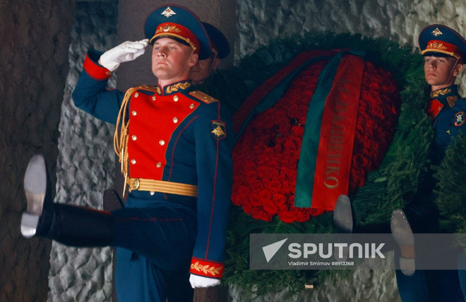 Почётный караул участвует в церемонии возложения венков у Вечного огня в Зале воинской славы мемориального комплекса Мамаев курган в Волгограде, Россия (Фото: Спутник) anh-3-2150.jpg