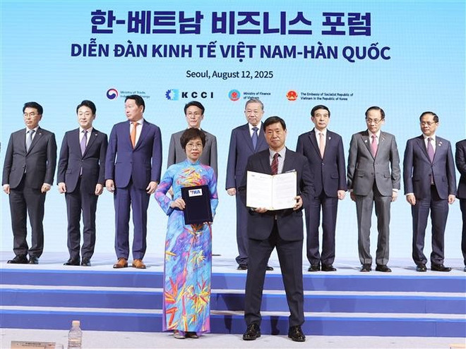 Гендиректор ВИА Ву Вьет Чанг и председатель инфоагентства Yonhap Хван Дэ Иль обмениваются соглашения о профессиональном сотрудничестве в новом этапе (Фото: ВИА) vna-potal-tong-bi-thu-to-lam-va-thu-tuong-han-quoc-kim-min-seok-du-dien-dan-kinh-te-viet-nam-han-quoc-8205225-1.jpg