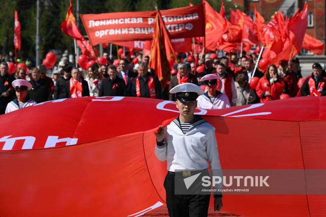 Сторонники Коммунистической партии России (КПРФ) участвуют в митинге ко Дню весны и труда и антифашистской акции «Наша Великая Победа», посвящённой 80-летию Победы над нацистской Германией во Второй мировой войне, у мемориального комплекса «Монумент Славы» в Новосибирске, Россия (Фото: Спутник) anh-1.jpg