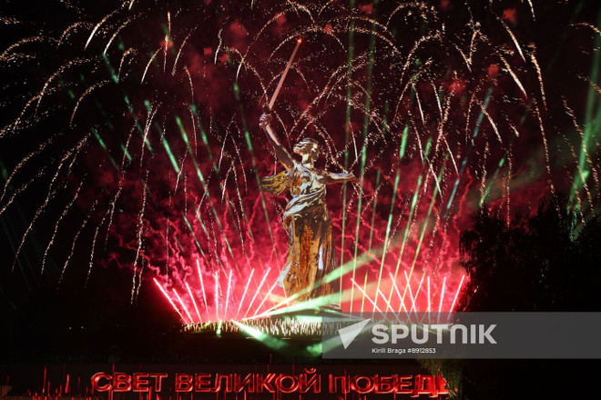 Фейерверк озаряет небо над монументом «Родина-мать зовёт!» во время шоу «Свет Великой Победы» на мемориальном комплексе Мамаев курган в преддверии празднования 80-й годовщины Победы над нацистской Германией во Второй мировой войне, Волгоград, Россия (Фото: Спутник) anh-2-1838.jpg