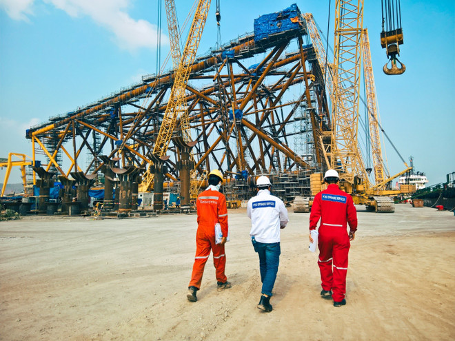 Работники Petrovietnam на производственной площадке буровой установки (Фото: Petrotimes.vn) 20-tnt-ab-0004-0120250822162905.jpg