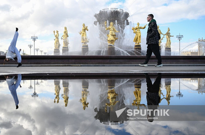 Люди проходят мимо фонтана "Дружба народов" на выставочном центре ВДНХ в Москве, Россия (Фото: Спутник) anh-1.jpg