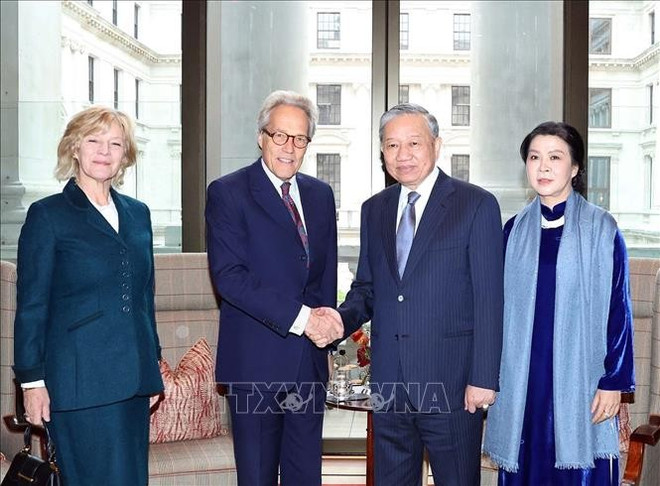 Генсекретарь То Лам и его супруга приняли герцога Ричмондского Чарльза Гордона-Ленноксa и его супругу (Фото: ВИА) cong-tuoc-1.jpg