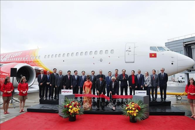 Президент Лыонг Кыонг присутствовал на церемонии передачи первого самолёта Boeing 737-8 между корпорацией Boeing и авиакомпанией Vietjet Air (Фото: ВИА) may-bay-2.jpg