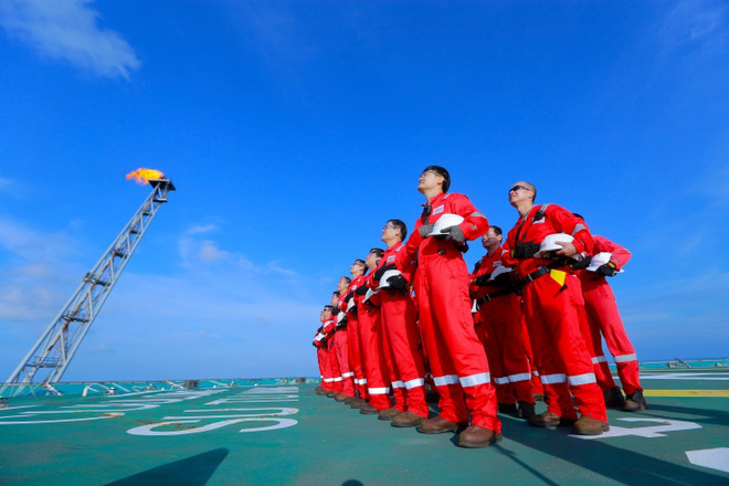 Работники Petrovietnam — «бойцы» на морском рубеже, воплощающие принцип сочетания развития морской экономики с защитой национального суверенитета (Фото: Petrotimes.vn) joc-stv-3220250822163308.jpg