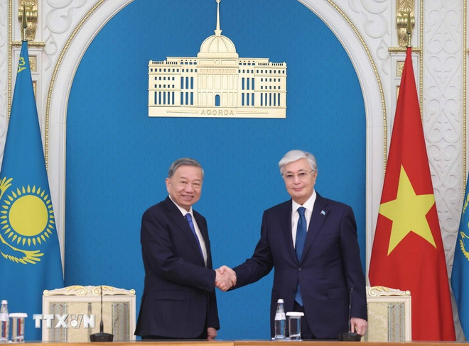 Генсек То Лам и президент Касым-Жомарт Токаев приняли Совместное заявление о повышении уровня отношений между Вьетнамом и Казахстаном до уровня стратегического партнерства (Фото: ВИА) 1305-chuyen-tham-dong-au-cua-tong-bi-thu-3.jpg
