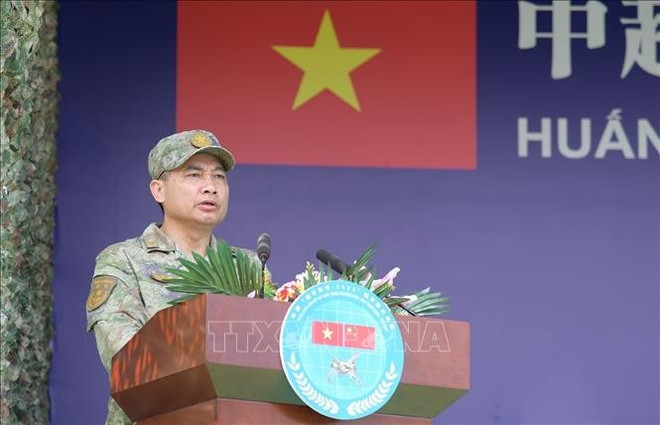Генерал-майор Нгуен Ван Лич, заместитель командующего 1-м военным округом Вьетнамской народной армии, выступает на церемонии закрытия. vna-potal-be-mac-huan-luyen-lien-hop-luc-quan-viet-nam-trung-quoc-nam-2025-stand.jpg