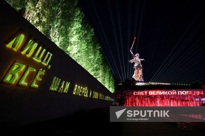 Видеопроекция на монумент «Родина-мать зовёт!» во время шоу «Свет Великой Победы» на мемориальном комплексе Мамаев курган в преддверии празднования 80-й годовщины Победы над нацистской Германией во Второй мировой войне, Волгоград, Россия (Фото: Спутник) anh-1-2777.jpg