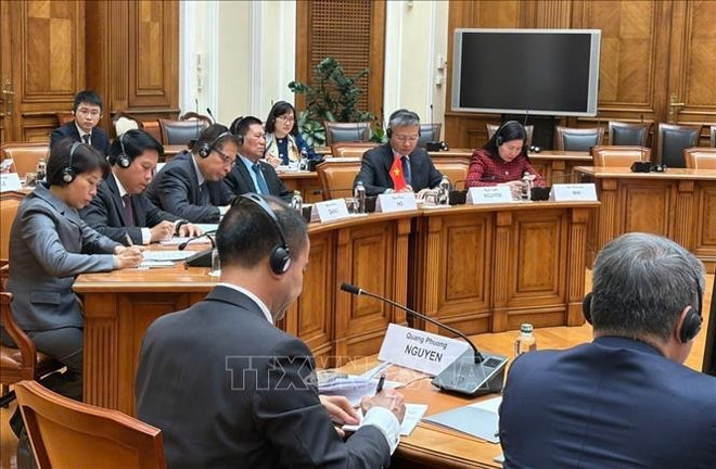 Заместитель премьер-министра Хо Дык Фок и заместитель Председателя Банка России А. Гузнов ho-duc-phuc1.jpg