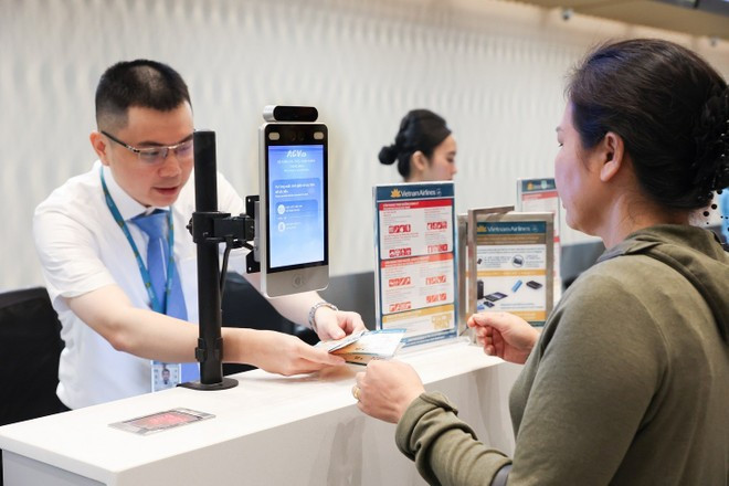 Авиакомпания Vietnam Airlines также поощряет пассажиров регистрироваться на рейсы через приложение VNeID (Фото: Вьетнам+) khach-bay-14052025.jpg