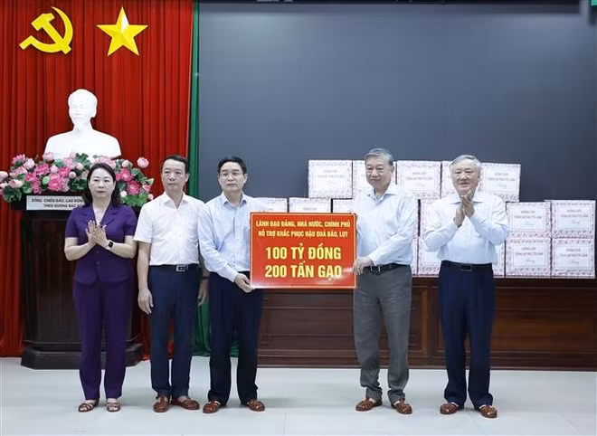 vna-potal-tong-bi-thu-tham-nguoi-dan-bi-anh-huong-do-mua-lu-tai-thanh-pho-hue-8381293.jpg