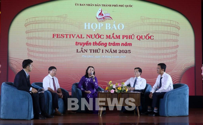 Сцена пресс-конференции (Фото: ВИА) quang-canh-hop-bao-20250618112247.jpg