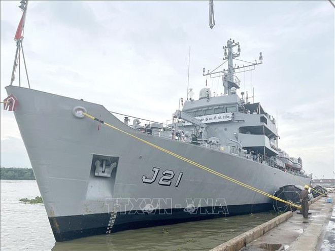 Индийский военный корабль Ins Darshak пришвартовался в порту Сайгона во время дружественного визита в Хошимин в мае 2025 года (Фото: ВИА) vna-potal-tau-hai-quan-an-do-ins-darshak-tham-thanh-pho-ho-chi-minh-stand-1.jpg