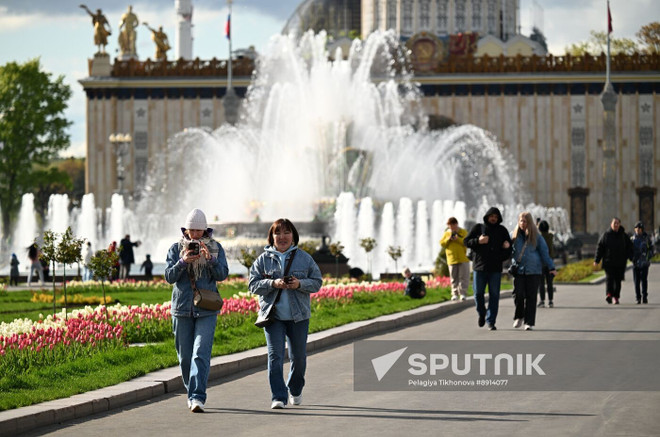 Люди проходят мимо фонтанов на выставочном центре ВДНХ в Москве, Россия (Фото: Спутник) anh-4.jpg