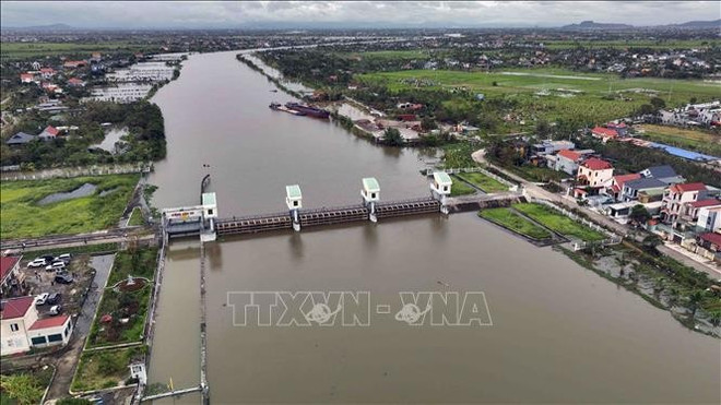 Водопропускная труба моста Сe ирригационной системы Бакхынгхай (бывшая провинция Хайзыонг) является важным проектом в работах по отводу паводков во всей системе (Фото: ВИА) bac-hunghai.jpg