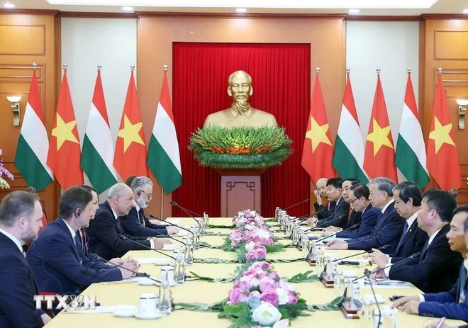 Сцена встречи (Фото: ВИА) tong-bi-thu-to-lam-hoi-kien-tong-thong-hungary-2805-1.jpg