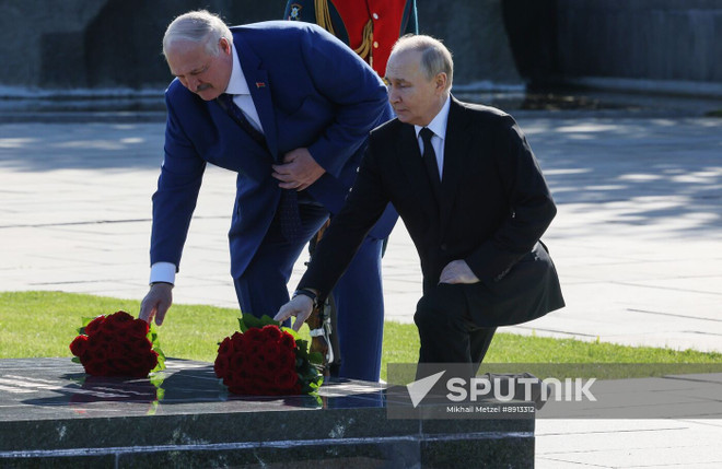 Президент Беларуси Александр Лукашенко и президент России Владимир Путин возлагают цветы на могилу советского маршала Василия Чуйкова во время посещения мемориального комплекса Героям Сталинградской битвы на Мамаевом кургане в Волгограде, Россия (Фото: Спутник) anh-5-8413.jpg