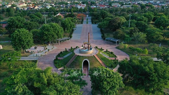 Памятник героическим мученикам в древней цитадели Куангчи (Фото: ВИА) quang-tri-150425.jpg