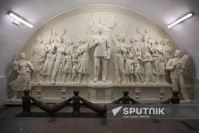 Общий вид барельефа под названием «Благодарность народа Верховному Главнокомандующему», посвящённого победе над нацистской Германией во Второй мировой войне, на станции метро Таганская в Москве, Россия. Скульптура с изображением советского лидера Иосифа Сталина, установленная на станции вскоре после окончания войны и уничтоженная в 1960-х годах, была воссоздана к 90-летию со дня открытия первой линии Московского метрополитена для пассажиров (Фото: Спутник) anh-1.jpg