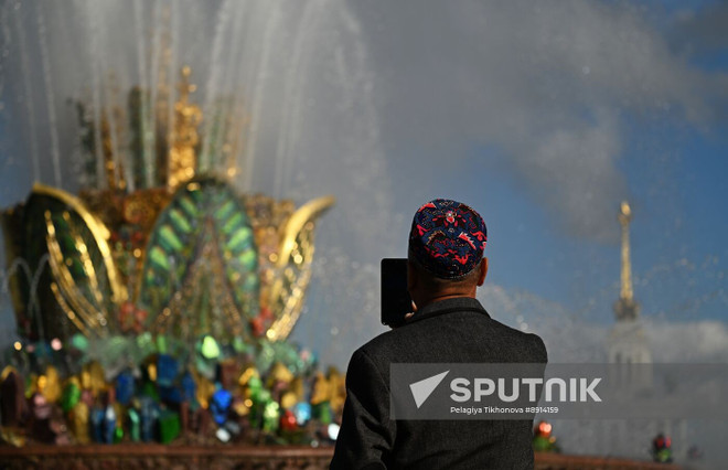 Мужчина фотографирует фонтан "Каменный цветок" на выставочном центре ВДНХ в Москве, Россия (Фото: Спутник) anh-5.jpg