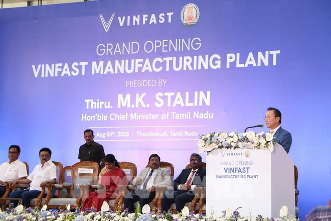 Фам Сань Чау, гендиректор VinFast Asia, выступает на церемонии открытия (Фото: ВИА) 145517-vinfast-khanh-thanh-nha-may-lap-rap-o-to-dien-tai-an-do.jpg