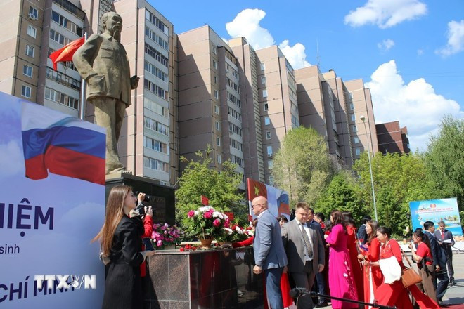 Гости возлагают цветы к памятнику Хо Ши Мину в Ульяновске (РФ) le-ky-niem-135-nam-ngay-sinh-cua-bac-ho-tai-que-huong-lenin-8039193.jpg