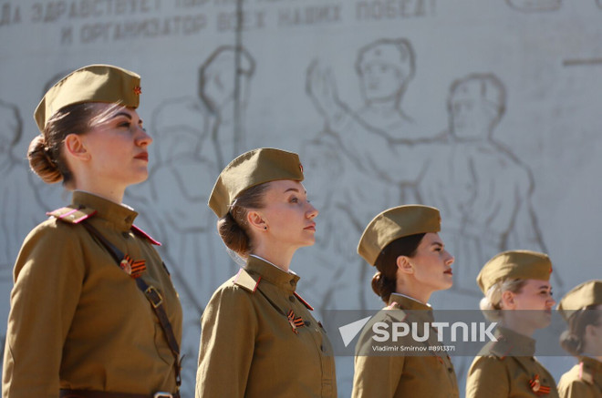 Женщины в военной форме времён Советского Союза участвуют в церемонии возложения венков у Вечного огня в Зале воинской славы мемориального комплекса Мамаев курган в Волгограде, Россия (Фото: Спутник) anh-2-3444.jpg