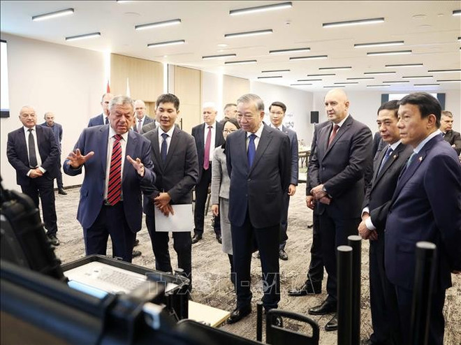 Генсекретарь То Лам и Президент Болгарии Румен Радев осматривают выставленные образцы продукции (Фото: ВИА) doanh-nghiep-quoc-phong-samel-90-4083.jpg
