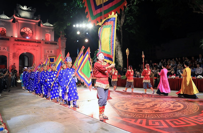 Ночной тур «Звон Чанву» (Фото: Hanoimoi.vn) w-tour-tieng-chuong-tran-vu-1.jpg