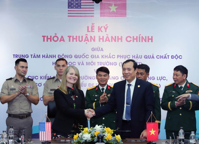 В рамках оборонного сотрудничества между Вьетнамом и США 3 июня 2025 года в Ханое Национальный центр действий по химическим и экологическим преступлениям (NACCET) и Департамент полевых инспекций и наращивания потенциала, Агентства по сокращению угроз Министерства обороны США (DTRA) подписали Административное соглашение о сотрудничестве в целях повышения потенциала реагирования на ХБРЯ инциденты. (Фото: binhchunghoahoc.vn) nuclear-safety.jpg