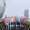 Туристы наслаждаются впечатлениями в сезон дождей в Дананге (Фото: hanoimoi.vn)