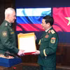 Генерал Фан Ван Зянг, Заместитель премьер-министра, Министр обороны Вьетнама, и Министр обороны России Андрей Белоусов обмениваются памятными подарками.
