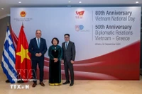Посол Фам Тхи Тху Хыонг встречается с заместителем министра развития Греции Ставросом Калафатисом. (Фото: ВИА)