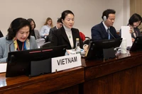 Заместитель министра внутренних дел Нгуен Тхи Ха защищает Девятый национальный доклад о выполнении Конвенции о ликвидации всех форм дискриминации в отношении женщин (КЛДЖ). (Фото: ВИА)