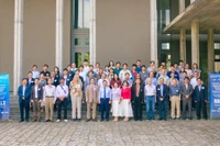 Учёные принимают участие в церемонии открытия Международной конференции по передовой микроскопии для наук о жизни и материаловедения в ICISE утром 25 февраля. (Фото: ICISE)