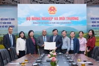 Министерство сельского хозяйства и окружающей среды получает письмо-подтверждение о предоставлении помощи от Азиатского банка развития (АБР). (Фото: nongnghiepmoitruong.vn)