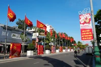 Флаги, цветы и агитационные панно, посвящённые выборам депутатов Национального собрания XVI созыва и депутатов Народных советов всех уровней на срок полномочий 2026–2031 годов, размещены на улице 16 апреля в квартале Фанранг провинции Кханьхоа. (Фото: ВИА)