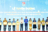 Чествование 26 молодых представителей этнических меньшинств, добившихся успеха в предпринимательской деятельности в регионе Юго-Западного Вьетнама в 2025 году. (Фото: ВИА)