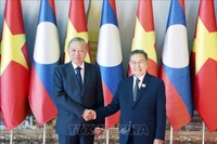 Генеральный секретарь То Лам проводит встречу с Председателем Национальной ассамблеи Лаоса Сайсомпоном Фомвиханом. (Фото: ВИА)