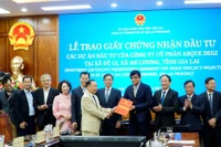 Вручается свидетельство о регистрации инвестиций по проекту. (Фото: ВИА)