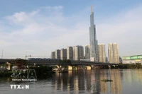 Поезд линии метро №1 проходит по мосту Сайгон, соединяя район Биньтхань с городом Тхудык. (Фото: ВИА)