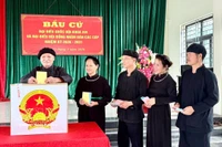 Представители народности тай из деревни Нао, общины Анлак провинции Бакнинь с воодушевлением участвуют в голосовании. (Фото: ВИА)