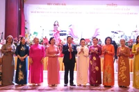 Представление исполнительного комитета Клуба наследия вьетнамского аозая в Лаосе. (Фото: ВИА)